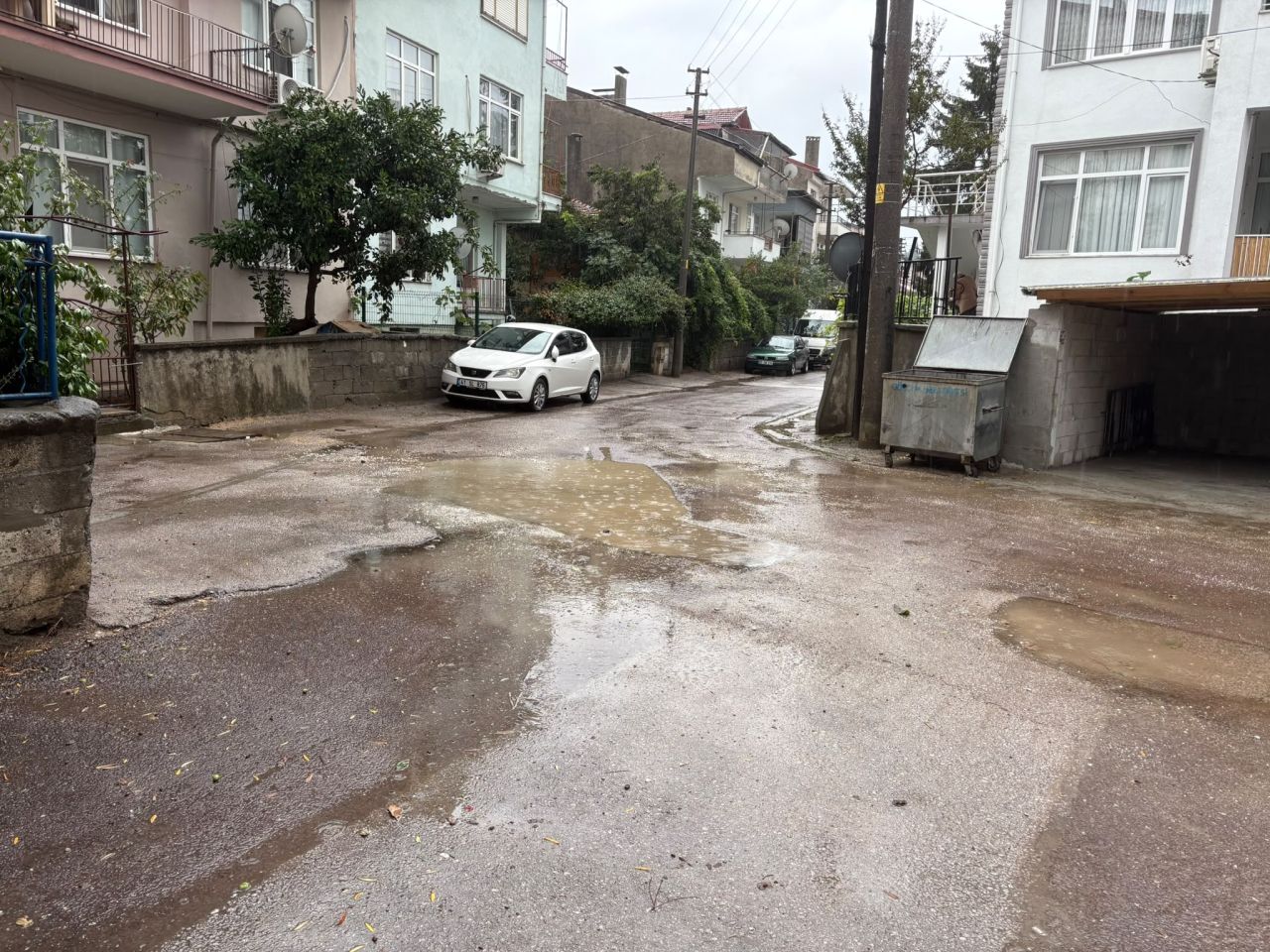Değirmendere’de Kazılan Yol Aylardır Asfalt Bekliyor